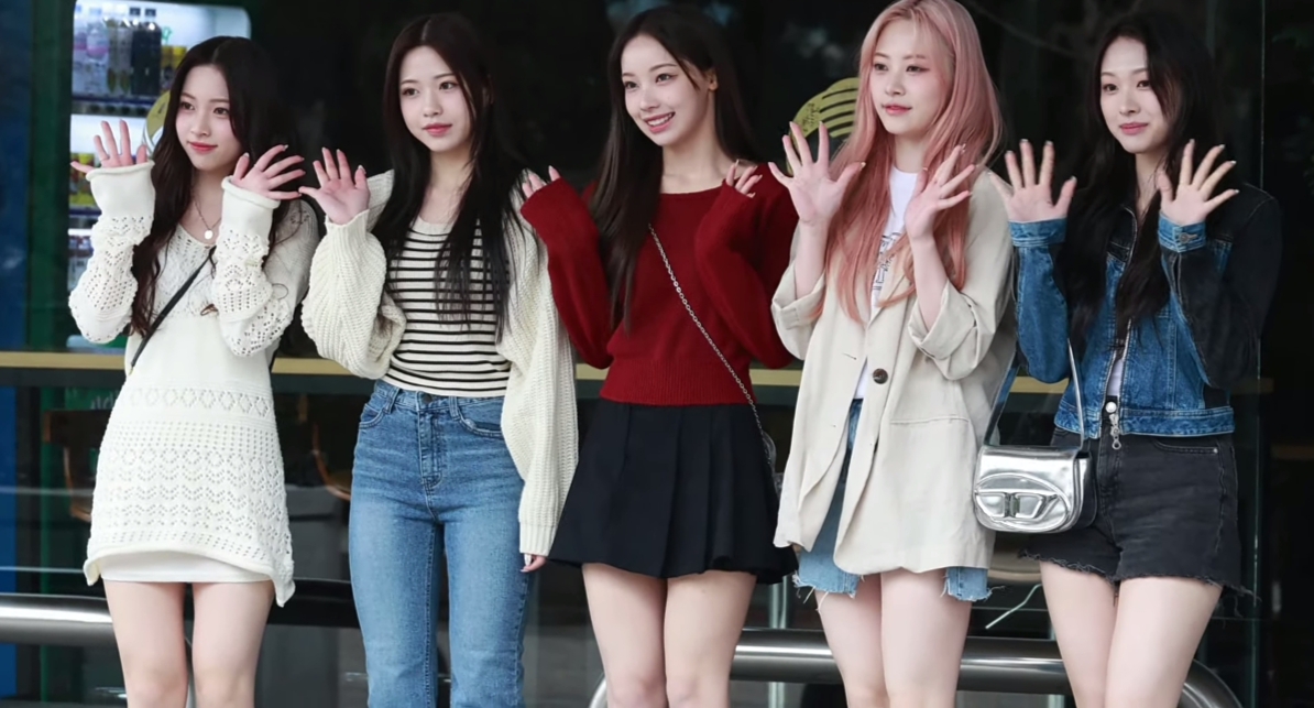 2024년 3월 29일 쇼케이스 무대의 리센느 다섯 멤버