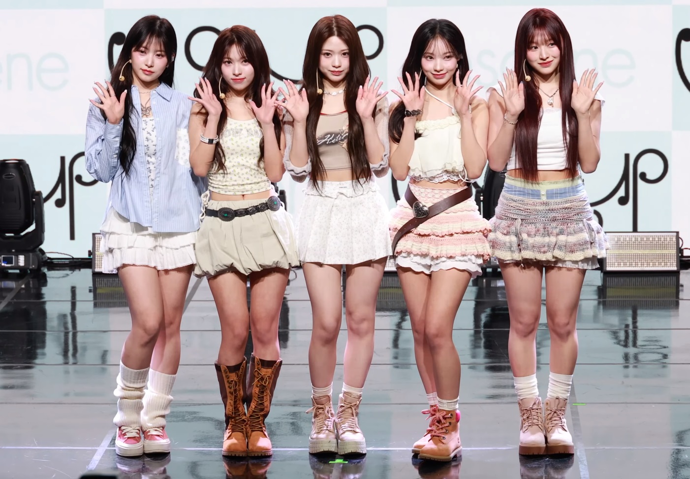 2025년 2월 5일 쇼케이스 무대의 리센느 다섯 멤버